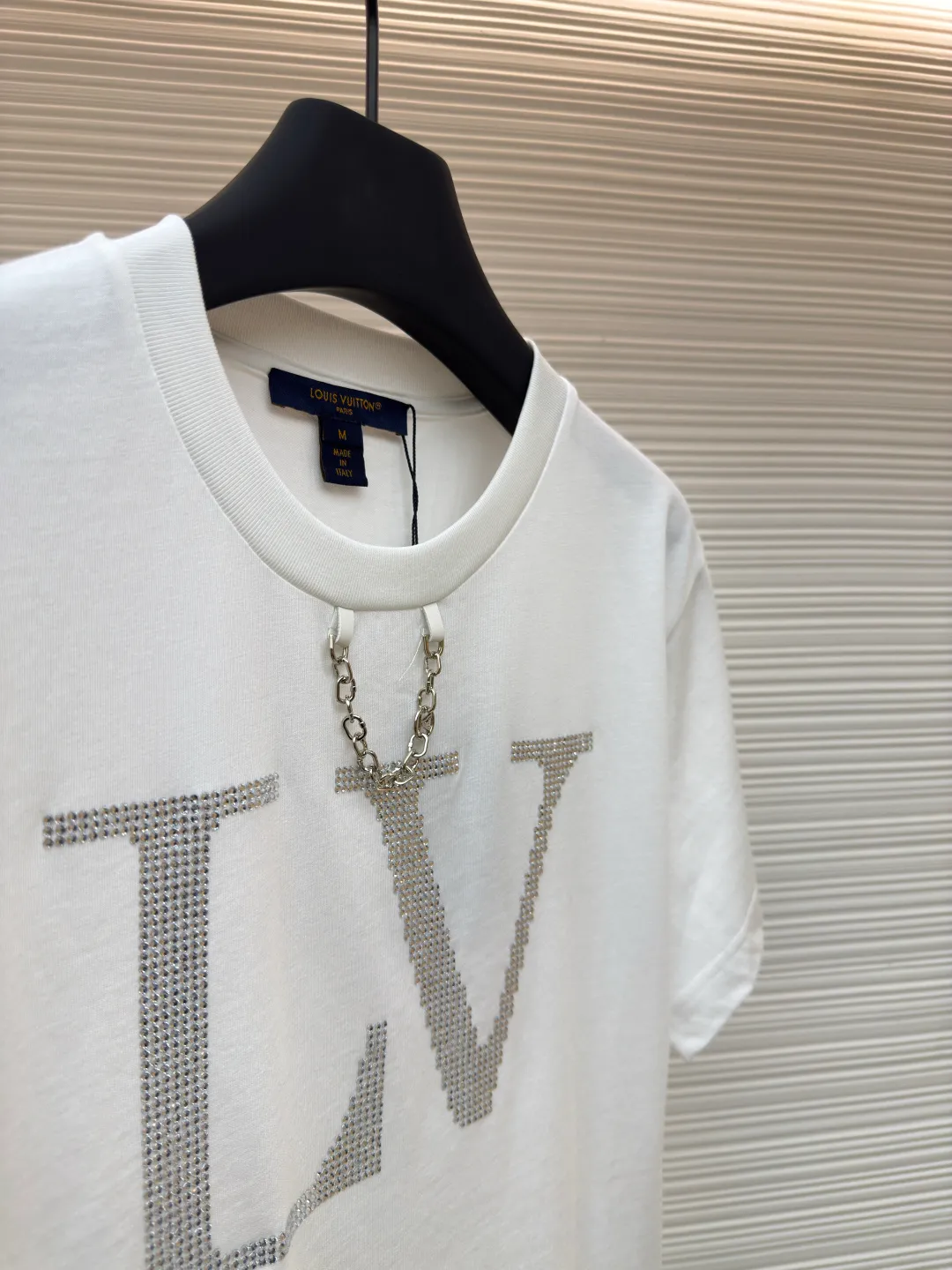LOUIS VUITTON Hot Diamond Logo Short Sleeves [Women's Clothing] ●Item No.: 1680358-A15 ●Material: Knitted rib fabric ●Technology: Hot Diamond Production ●Version: Fitted version ●Weight: about 215 grams ●Size: Brilliant rhinestones frame the large LV letters, and LV chains illuminate the crew neck. The overall wiring is straight and delicate, the fabric is comfortable and soft, and the color is consistent without color difference. It can be matched with the same style to create a fashionable look and control various occasions. Customized accessories, complete with three standards, same style for men and women!
